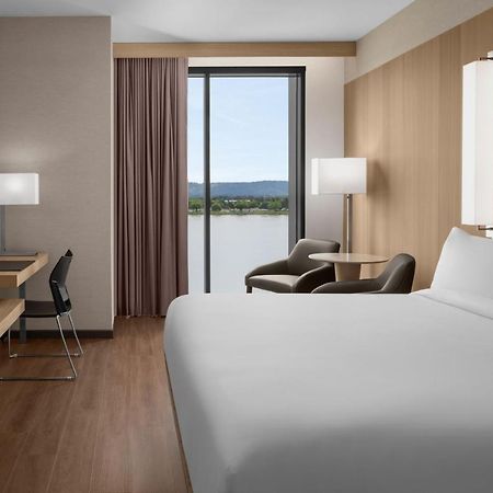 Ac Hotel By Marriott Vancouver Waterfront Экстерьер фото